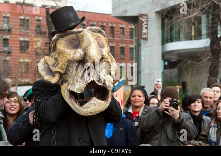 New York, NY - 17 dicembre 2011 marionetta che gioca il ruolo di Nelson Rockefeller nel 'occupare: A Christmas Carol" naturale evvoluzione del Charles Dickens story, eseguita da "i popoli' Marionette', Duarte Square. ©Stacy Rosenstock Walsh/Alamy occupare Wall Street ha lanciato i manifestanti occupano 2. 0, la marcatura Foto Stock