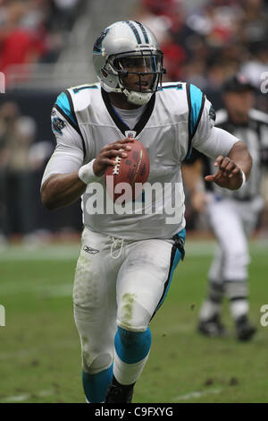 Dic. 18, 2011 - Houston, Texas, Stati Uniti - Carolina Panthers quarterback Cam Newton(1) guarda giù il campo per un ricevitore. Carolina Panthers sconfitto Houston Texans 28-13 al Reliant Stadium di Houston in Texas. (Credito Immagine: © Luis Leyva/Southcreek/ZUMAPRESS.com) Foto Stock