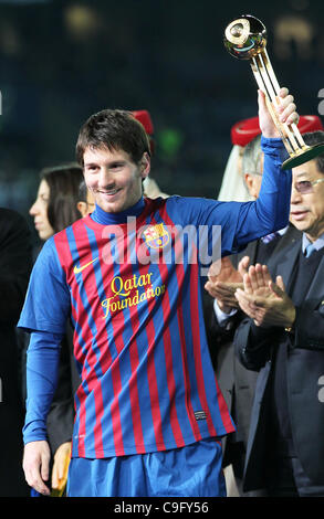 Dic. 18, 2011 - Yokohama, Giappone - Lionel MESSI del FC Barcelona è attribuito il premio di Most Valuable Player (MVP) da Toyota Motors presidente Akio Toyoda durante il FIFA Club World Cup Match finale tra Santos FC ed FC Barcellona presso la INTERNATIONAL STADIUM YOKOHAMA sul dicembre 18, 2011 in Yokoham Foto Stock