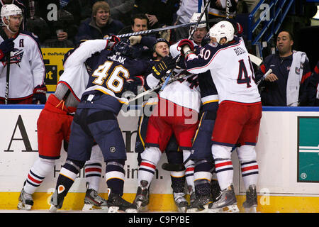 Dic. 18, 2011 - Saint Louis, Missouri, Stati Uniti - una lotta durante il secondo periodo di un gioco di NHL tra il Columbus Giacche Blu e il San Louis Blues al Scottrade Center di Saint Louis, Missouri. (Credito Immagine: © Scott Kane/Southcreek/ZUMAPRESS.com) Foto Stock