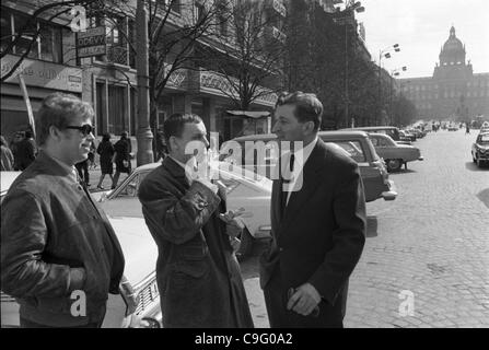 FILE foto:drammaturgo ceco Vaclav Havel, romanziere Jan Benes Benes e l' avvocato Jaroslav Tous (da sinistra a destra) in Piazza Venceslao a Praga, 23 marzo 1968.Vaclav Havel è morto domenica, Dicembre 18, 2011, di 75 anni. Havel, un drammaturgo dissidente incarcerato dal regime comunista cecoslovacco divenne e di Repubblica Ceca Foto Stock