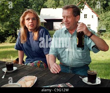 FILE foto:Presidente Vaclav Havel e sua moglie Dagmar Havlova prendere un periodo di riposo nella loro Hradecek cottage, settembre 1997. Vaclav Havel è morto domenica, Dicembre 18, 2011, di 75 anni. Havel, un drammaturgo dissidente incarcerato dal regime comunista cecoslovacco divenne e di presidente ceco e un simbolo di pace e di libertà Foto Stock