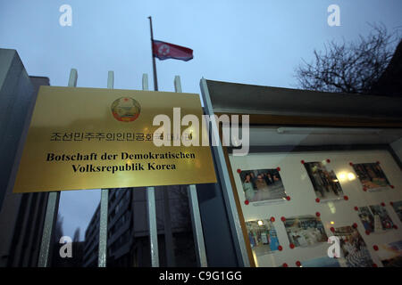 Un Nord bandiera coreana vola a metà montante nella parte anteriore del paese l'ambasciata di Berlino, Germania, lunedì 19 dicembre, 2011. La morte della Corea del Nord è leader Kim Jong-Il, è stato annunciato il giorno stesso. Foto Stock