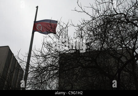 Un Nord bandiera coreana vola a metà montante nella parte anteriore del paese l'ambasciata di Berlino, Germania, lunedì 19 dicembre, 2011. La morte della Corea del Nord è leader Kim Jong-Il, è stato annunciato il giorno stesso. Foto Stock