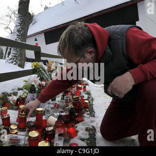 La gente si accendono le candele e i fiori di laici il Lunedi, dicembre 198, 2011, nella parte anteriore di Vaclav Havel's cottage in Hradecek, un centinaio di chilometri a nord-est di Praga, dove ex Repubblica Ceca e presidente cecoslovacco è morto domenica, Dicembre 18, 2011, di 75 anni. Havel, un drammaturgo dissidente imprigionato dai comunisti, bec Foto Stock