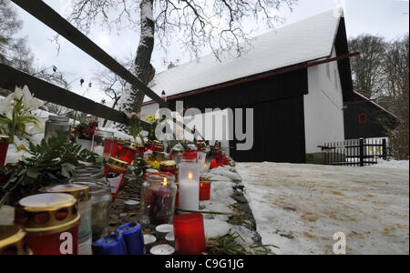 La gente si accendono le candele e i fiori di laici il Lunedi, dicembre 198, 2011, nella parte anteriore di Vaclav Havel's cottage in Hradecek, un centinaio di chilometri a nord-est di Praga, dove ex Repubblica Ceca e presidente cecoslovacco è morto domenica, Dicembre 18, 2011, di 75 anni. Havel, un drammaturgo dissidente imprigionato dai comunisti, bec Foto Stock