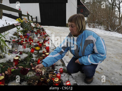 La gente si accendono le candele e i fiori di laici il Lunedi, dicembre 198, 2011, nella parte anteriore di Vaclav Havel's cottage in Hradecek, un centinaio di chilometri a nord-est di Praga, dove ex Repubblica Ceca e presidente cecoslovacco è morto domenica, Dicembre 18, 2011, di 75 anni. Havel, un drammaturgo dissidente imprigionato dai comunisti, bec Foto Stock