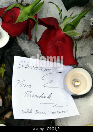 La gente si accendono le candele e i fiori di laici il Lunedi, dicembre 198, 2011, nella parte anteriore di Vaclav Havel's cottage in Hradecek, un centinaio di chilometri a nord-est di Praga, dove ex Repubblica Ceca e presidente cecoslovacco è morto domenica, Dicembre 18, 2011, di 75 anni. Havel, un drammaturgo dissidente imprigionato dai comunisti, bec Foto Stock