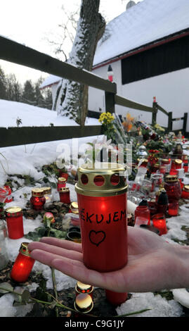 La gente si accendono le candele e i fiori di laici il Lunedi, dicembre 198, 2011, nella parte anteriore di Vaclav Havel's cottage in Hradecek, un centinaio di chilometri a nord-est di Praga, dove ex Repubblica Ceca e presidente cecoslovacco è morto domenica, Dicembre 18, 2011, di 75 anni. Havel, un drammaturgo dissidente imprigionato dai comunisti, bec Foto Stock