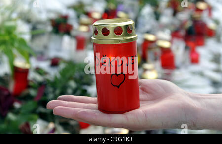 La gente si accendono le candele e i fiori di laici il Lunedi, dicembre 198, 2011, nella parte anteriore di Vaclav Havel's cottage in Hradecek, un centinaio di chilometri a nord-est di Praga, dove ex Repubblica Ceca e presidente cecoslovacco è morto domenica, Dicembre 18, 2011, di 75 anni. Havel, un drammaturgo dissidente imprigionato dai comunisti, bec Foto Stock