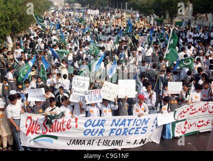 I sostenitori di Jamat-e-Islami (JI) stanno protestando contro il governo statunitense durante Tahafuz-e-Pakistan al rally M.A.strada Jinnah a Karachi Foto Stock