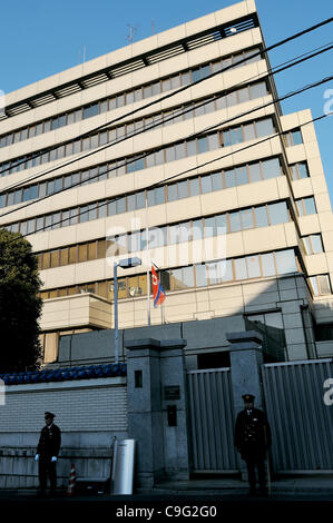 Dicembre 19, 2011, Tokyo, Giappone - Corea del Nord bandiera vola a metà del personale dell'Associazione Generale dei coreani residenti in Giappone, il de facto una ambasciata del segreto stato comunista, in Tokyo lunedì, 19 dicembre 2011, in lutto per la morte del suo leader Kim Jong Il. La Corea del Nord ha annunciato lunedì t Foto Stock