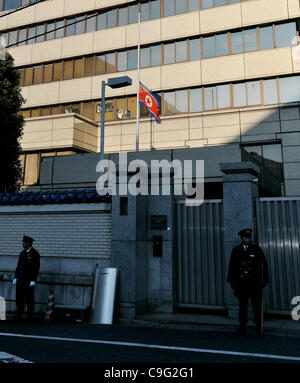 Dicembre 19, 2011, Tokyo, Giappone - Corea del Nord bandiera vola a metà del personale dell'Associazione Generale dei coreani residenti in Giappone, il de facto una ambasciata del segreto stato comunista, in Tokyo lunedì, 19 dicembre 2011, in lutto per la morte del suo leader Kim Jong Il. La Corea del Nord ha annunciato lunedì t Foto Stock