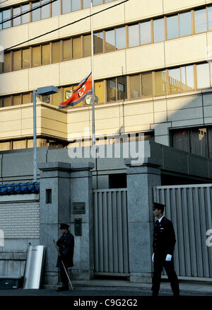 Dicembre 19, 2011, Tokyo, Giappone - Corea del Nord bandiera vola a metà del personale dell'Associazione Generale dei coreani residenti in Giappone, il de facto una ambasciata del segreto stato comunista, in Tokyo lunedì, 19 dicembre 2011, in lutto per la morte del suo leader Kim Jong Il. La Corea del Nord ha annunciato lunedì t Foto Stock