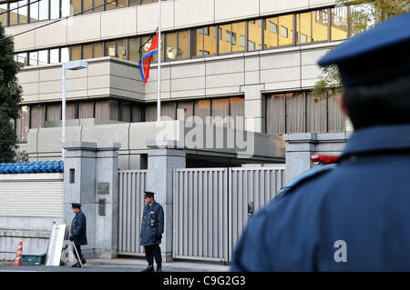 Dicembre 19, 2011, Tokyo, Giappone - Corea del Nord bandiera vola a metà del personale dell'Associazione Generale dei coreani residenti in Giappone, il de facto una ambasciata del segreto stato comunista, in Tokyo lunedì, 19 dicembre 2011, in lutto per la morte del suo leader Kim Jong Il. La Corea del Nord ha annunciato lunedì t Foto Stock