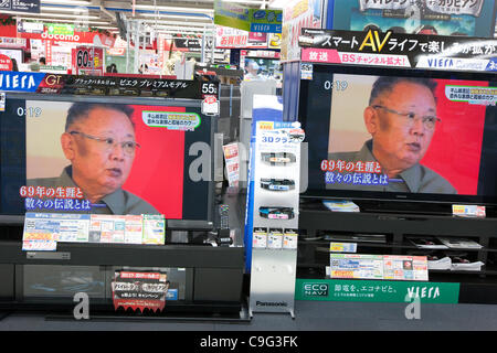 Immagini di Kim Jong-Il appaiono sulla televisione giapponese nella scia della sua morte e della sua transizione del potere di suo figlio Kim Jong-Un, in Tokyo, Giappone, martedì 20 dicembre 2011. Foto Stock