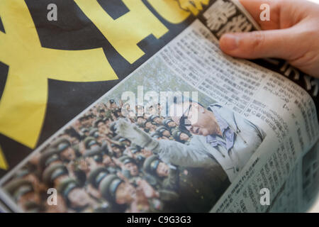 Immagini del Nord presidente coreano Kim Jong-Il appaiono in quotidiani giapponesi in scia di morte e la transizione del potere di suo figlio Kim Jong-Un, in Tokyo, Giappone, martedì 20 dicembre 2011. Foto Stock