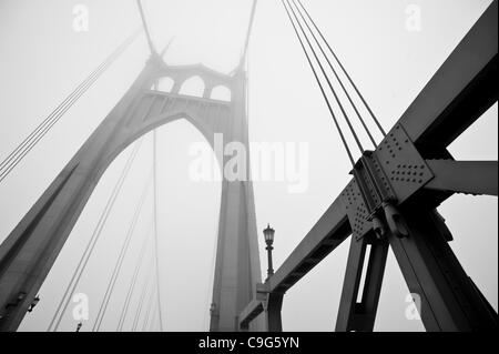 6 dicembre 2011 - Portland, Oregon, Stati Uniti - nebbia fitta avvolge il St. Johns Bridge a Portland, Oregon. (Credito Immagine: © Jim Z. Rider/ZUMAPRESS.com) Foto Stock