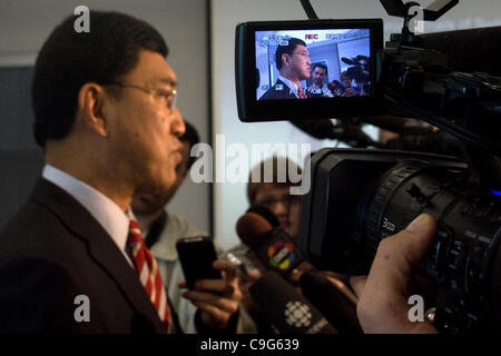 London Ontario, Canada - 20 dicembre 2011. Amit Chakma, presidente dell'Università di Western Ontario risponde alle domande nel corso di una conferenza stampa che annuncia l'approvazione per l'HIV/AIDS Vaccine SAV001 che è stato sviluppato presso l'Università di Western Ontario dal dottor Chi-Yong Kang e la sua squadra per procedere Foto Stock