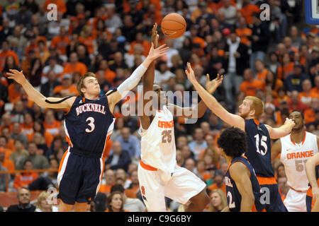 20 dicembre 2011 - Syracuse, New York, Stati Uniti - Bucknell Bison guard Steven Kaspar (3) raggiunge per il rimbalzo contro Siracusa arancione Rakeem avanti Natale (25) e Bucknell Bison avanti Joe Willman (15) nel primo semestre al Carrier Dome in Syracuse, New York. Siracusa conduce Bucknell di 35-22 a metà. Foto Stock