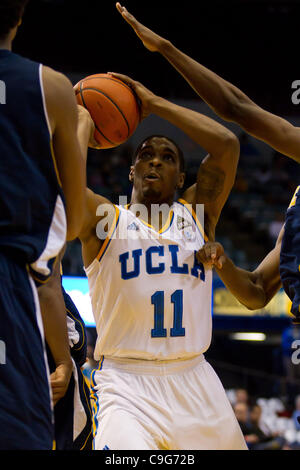 20 dicembre 2011 - Los Angeles, California, Stati Uniti - UCLA Bruins Lazeric Jones (11) aziona la corsia nella prima metà azione. La UCLA Bruins sconfiggere la UC Irvine Formichieri 89-60. (Credito Immagine: © Josh Cappella/Southcreek/ZUMAPRESS.com) Foto Stock