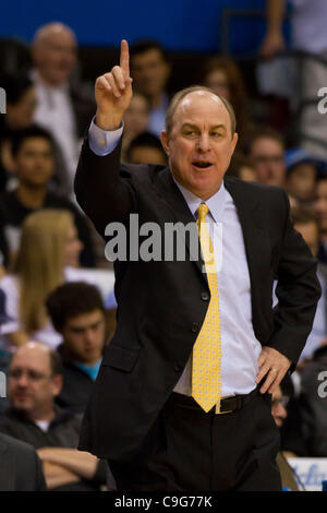 20 dicembre 2011 - Los Angeles, California, Stati Uniti - UCLA head coach Ben Howland ha visto la sua squadra il successo di questa sera. La UCLA Bruins sconfiggere la UC Irvine Formichieri 89-60. (Credito Immagine: © Josh Cappella/Southcreek/ZUMAPRESS.com) Foto Stock