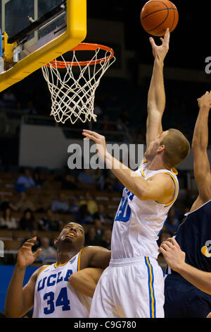 20 dicembre 2011 - Los Angeles, California, Stati Uniti - UCLA Bruins Brendan Lane (20) Suggerimenti la sfera in durante la seconda metà. La UCLA Bruins sconfiggere la UC Irvine Formichieri 89-60. (Credito Immagine: © Josh Cappella/Southcreek/ZUMAPRESS.com) Foto Stock