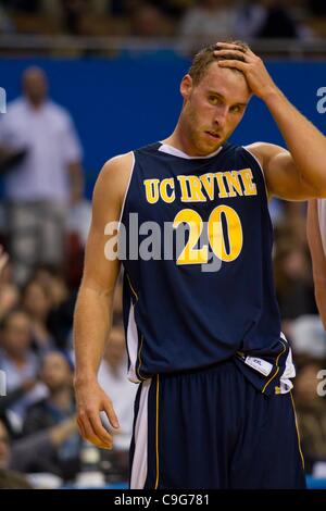 20 dicembre 2011 - Los Angeles, California, Stati Uniti - UC Irvine Adam Folker (20) mostra un senso di frustrazione durante la seconda metà. La UCLA Bruins sconfiggere la UC Irvine Formichieri 89-60. (Credito Immagine: © Josh Cappella/Southcreek/ZUMAPRESS.com) Foto Stock