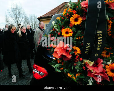 Auto funebre con resti di Vaclav Havel, il primo presidente della Repubblica ceca e l'ultimo presidente della Cecoslovacchia, seguita dalla processione di lutto attraversa il ponte Carlo a Praga il Mercoledì, 21 dicembre 2011. Havel la bara verrà visualizzato nel Castello di Praga fino al funerale su F Foto Stock