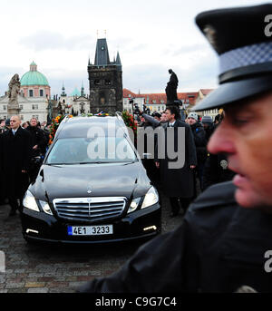 Auto funebre con resti di Vaclav Havel, il primo presidente della Repubblica ceca e l'ultimo presidente della Cecoslovacchia, seguita dalla processione di lutto attraversa il ponte Carlo a Praga il Mercoledì, 21 dicembre 2011. Havel la bara verrà visualizzato nel Castello di Praga fino al funerale su F Foto Stock