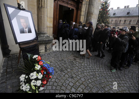 Le persone entrano Vladislavsky Hall rendere omaggio con la bara con residui di Vaclav Havel, il primo presidente della Repubblica ceca e l'ultimo presidente della Cecoslovacchia, a Vladislavsky Hall, il Castello di Praga a Praga il Mercoledì, 21 dicembre 2011. Havel la bara verrà visualizzato nel Castello di Praga onu Foto Stock