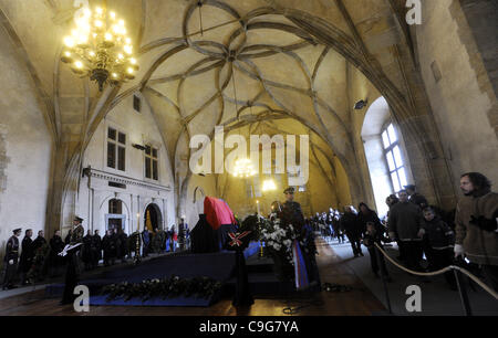 La gente in sala Vladislavsky rendere omaggio con la bara con residui di Vaclav Havel, il primo presidente della Repubblica ceca e l'ultimo presidente della Cecoslovacchia, a Vladislavsky Hall, il Castello di Praga a Praga il Mercoledì, 21 dicembre 2011. Havel la bara verrà visualizzato nel Castello di Praga fino al Foto Stock