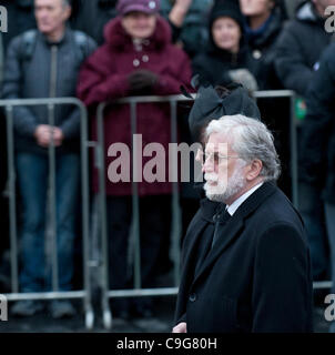 Ivan Havel, fratello di Vaclav Havel segue funerale auto con resti di Vaclav Havel, il primo presidente della Repubblica ceca e l'ultimo presidente della Cecoslovacchia a Praga il Mercoledì, 21 dicembre 2011. Havel la bara verrà visualizzato nel Castello di Praga fino al funerale di venerdì. (CTK foto/M Foto Stock