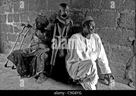 Sett. 27, 2010 - Kano, Kano, LA NIGERIA - Il Sig. Aminu Ahmen El Wada, il fondatore e presidente della Stato di Kano Polio vittime Trust Association e sua moglie Khadija Aminu, sia paralizzata per molti anni con la poliomielite, con il loro figlio Umar, 8, anche storpio con la poliomielite in casa loro a Kano, Nigeria. Ci sono s Foto Stock