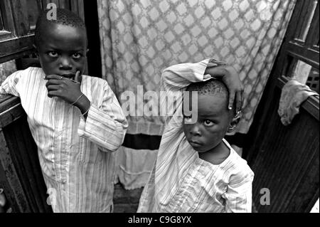 Sett. 18, 2010 - Kano, Kano, NIGERIA - I bambini al di sotto dei cinque anni di età non è in grado di raggiungere oltre la loro testa e toccare le loro orecchie. Vaccinators look per i bambini al di sotto dei cinque anni di età per vaccinare contro la poliomielite. Fanatismo religioso e disinformazione hanno costretto gli abitanti di un villaggio nel nord musulmano della Nigeria in re Foto Stock