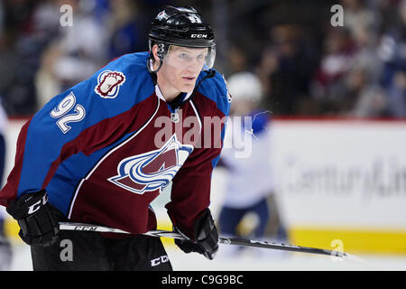 21 dicembre 2011 - Denver, Colorado, Stati Uniti - Colorado Avalanche ala sinistra Gabriel Landeskog (92) durante warmups nella partita contro il San Louis Blues. Il Colorado Avalanche ha ospitato il St. Louis Blues presso il Pepsi Center di Denver, CO. (Credito Immagine: © Isaia Downing/Southcreek/ZUMApress.com) Foto Stock