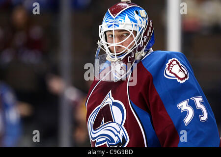 21 dicembre 2011 - Denver, Colorado, Stati Uniti - Colorado Avalanche goalie parte di Jean-Sébastien Giguere (35) durante warmups nella partita contro il San Louis Blues. Il Colorado Avalanche ha ospitato il St. Louis Blues presso il Pepsi Center di Denver, CO. (Credito Immagine: © Isaia Downing/Southcreek/ZUMApress.co Foto Stock