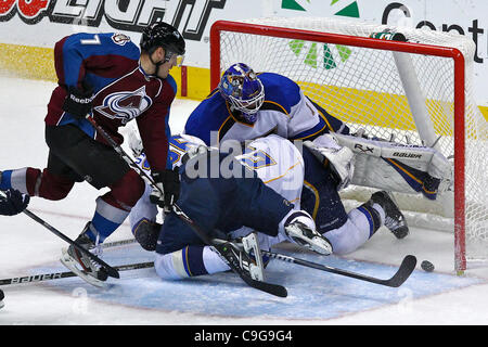 21 dicembre 2011 - Denver, Colorado, Stati Uniti - San Louis Blues goalie Brian Elliott (1) viene spinto nel suo obiettivo da San Louis Blues defenceman Kevin Shattenkirk (22) come il Colorado Avalanche punteggio ottenuto nel secondo periodo. Dopo due periodi di gioco conduce Colorado 3-2. Il Colorado Avalanche hosted Foto Stock