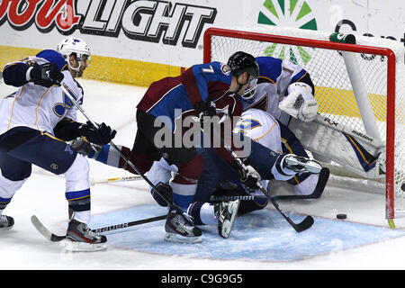 21 dicembre 2011 - Denver, Colorado, Stati Uniti - San Louis Blues goalie Brian Elliott (1) viene spinto nel suo obiettivo da San Louis Blues defenceman Kevin Shattenkirk (22) come il Colorado Avalanche punteggio ottenuto nel secondo periodo. Dopo due periodi di gioco conduce Colorado 3-2. Il Colorado Avalanche hosted Foto Stock