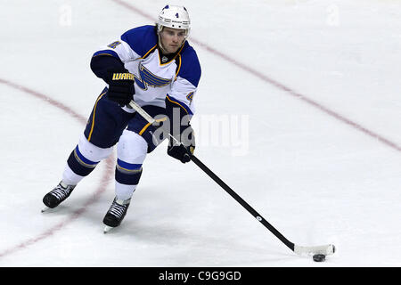 21 dicembre 2011 - Denver, Colorado, Stati Uniti - San Louis Blues defenceman Kris Russell (4) controlla il puck nel secondo periodo contro il Colorado Avalanche. Dopo due periodi di gioco conduce Colorado 3-2. Il Colorado Avalanche ha ospitato il St. Louis Blues presso il Pepsi Center di Denver, CO. (Cre Foto Stock