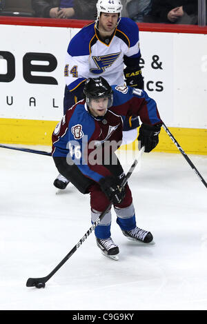 21 dicembre 2011 - Denver, Colorado, Stati Uniti - Colorado Avalanche defenceman Stefan Elliott (46) guarda al passaggio nel terzo periodo contro il St. Louis Blues. La valanga ha vinto 3-2. Il Colorado Avalanche ha ospitato il St. Louis Blues presso il Pepsi Center di Denver, CO. (Credito Immagine: © Isaia Downi Foto Stock