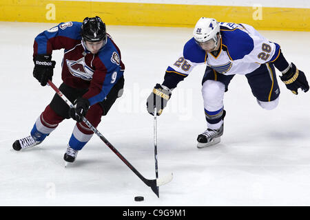 21 dicembre 2011 - Denver, Colorado, Stati Uniti - Colorado Avalanche center Matt Duchene (9) mantiene il puck da St. Louis Blues defenceman Carlo Colaiacovo (28) nel terzo periodo. La valanga ha vinto 3-2. Il Colorado Avalanche ha ospitato il St. Louis Blues presso il Pepsi Center di Denver, CO. (Credito mi Foto Stock