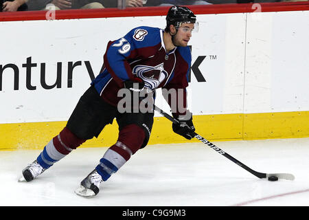 21 dicembre 2011 - Denver, Colorado, Stati Uniti - Colorado Avalanche ala sinistra T.J. Galiardi (39) controlla il puck nel terzo periodo contro il St. Louis Blues. La valanga ha vinto 3-2. Il Colorado Avalanche ha ospitato il St. Louis Blues presso il Pepsi Center di Denver, CO. (Credito Immagine: © Isaia Dow Foto Stock