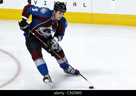 21 dicembre 2011 - Denver, Colorado, Stati Uniti - Colorado Avalanche defenceman Shane O'Brien (5) controlla il puck nel terzo periodo contro il St. Louis Blues. La valanga ha vinto 3-2. Il Colorado Avalanche ha ospitato il St. Louis Blues presso il Pepsi Center di Denver, CO. (Credito Immagine: © Isaia Dow Foto Stock