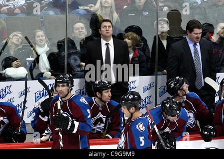 21 dicembre 2011 - Denver, Colorado, Stati Uniti - Colorado Avalanche head coach Joe Sacco guarda lo schermo come un Colorado Avalanche obiettivo è riesaminato dall'arbitro. La valanga ha vinto 3-2. Il Colorado Avalanche ha ospitato il St. Louis Blues presso il Pepsi Center di Denver, CO. (Credito Immagine: © Isaia fare Foto Stock