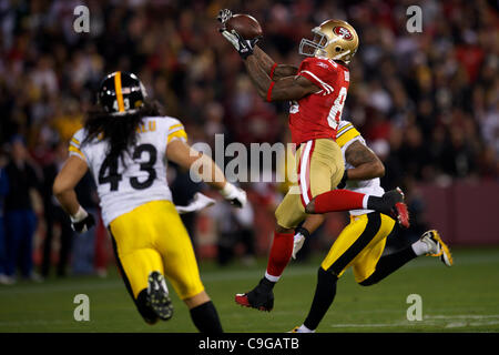 Dic. 19, 2011 - San Francisco, California, Stati Uniti - 49ers stretto fine Vernon Davis (85) salta per un pass durante il gioco di NFL tra Pittsburgh Steelers e San Francisco 49ers al Candlestick Park di San Francisco, CA. Il 49ers battere lo Steelers 20-3. (Credito Immagine: © Matt Cohen/Southcreek/ZUMA Foto Stock