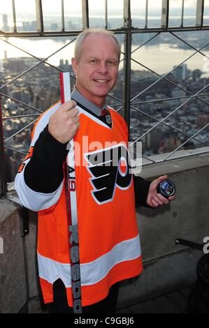 Dic. 22, 2011 - Manhattan, New York, Stati Uniti - L' Empire State Building ospita NHL alumni Adam Tombe dei New York Rangers e MArk Howe del Philadelphia Flyers per promuovere il 2012 NHL Winter Classic per essere riprodotti su 2 Gennaio. (Credito Immagine: © Bryan Smith/ZUMAPRESS.com) Foto Stock