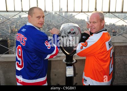 Dic. 22, 2011 - Manhattan, New York, Stati Uniti - L' Empire State Building ospita NHL alumni ADAM tombe dei New York Rangers e MARK HOWE del Philadelphia Flyers per promuovere il 2012 NHL Winter Classic per essere riprodotti su 2 Gennaio. (Credito Immagine: © Bryan Smith/ZUMAPRESS.com) Foto Stock