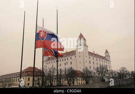 La Slovacchia detiene il lutto nazionale per l ex Presidente della Cecoslovacchia e Repubblica ceca Vaclav Havel.Half-personale Bandiera della Slovacchia vicino al castello di Bratislava il Venerdì, Dicembre 23, 2011.(CTK foto/Jan KOLLER) Foto Stock