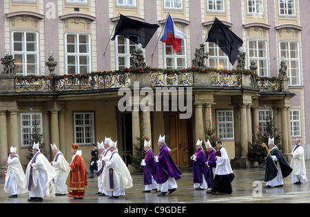 Processione liturgici dei chierici di arrivare per funerali di stato della ex Repubblica Ceca e presidente cecoslovacco Vaclav Havel nella cattedrale di San Vito nel Castello di Praga il Venerdì, Dicembre 23, 2011. (CTK foto/Vit Simanek) Foto Stock